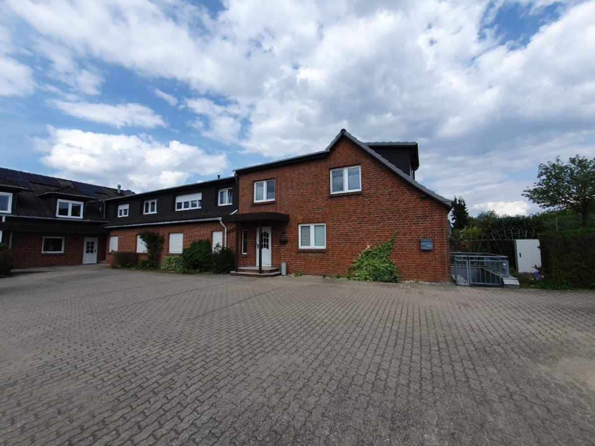 Neumuehler Hof- Ferienwohnung "Benjamin" Mit Grosser Privater Dachterasse Und Guter Anbindung In Die City Шверин Екстериор снимка